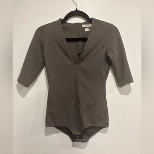 Aritzia Babaton V-Neck Fitted Bodysuit – Taupe Grey, Size XS